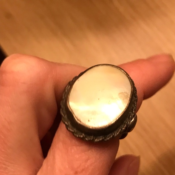 Vintage Mother Of Pearl Oval 1960’s Pearlescent Ring - Picture 13 of 15